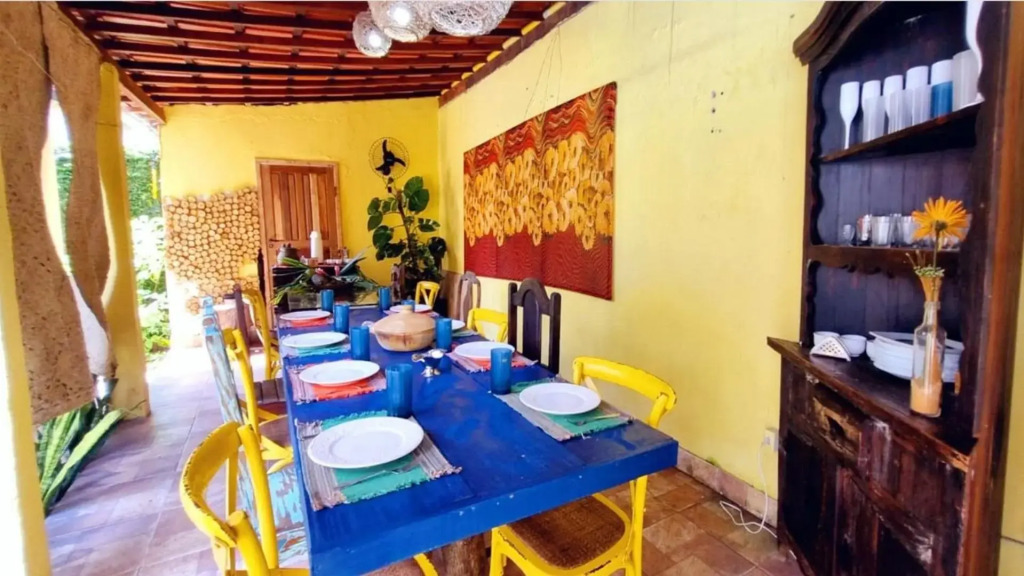 Casa Amarela com 7 quartos para 20 pessoas em Porto Seguro