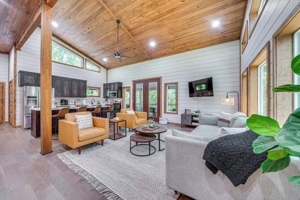 Creekside Cabin w/ Views & Hot Tub in Broken Bow