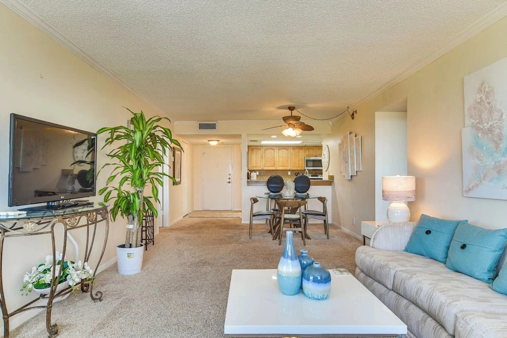2 Mi to Beach! Bay-view Snowbird Haven in St Pete