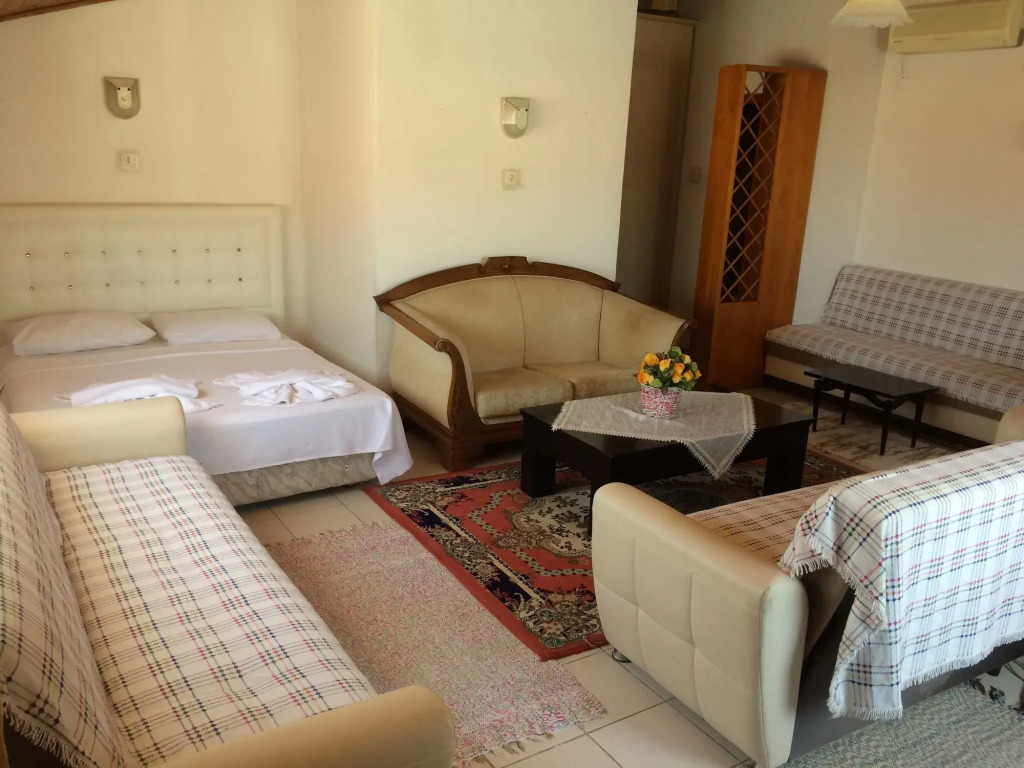 Parmis Rooms