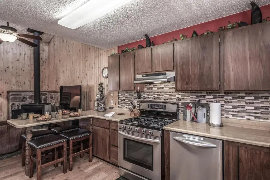 Fox Hollow Condo #08, 2 Bedrooms, Sleeps 6, Wood Stove, Barbecue