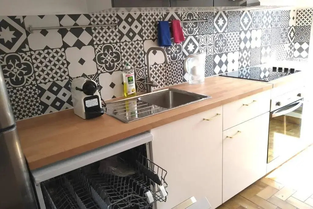 4 Min Walk To Metro, 60m², Renovated, la Defense
