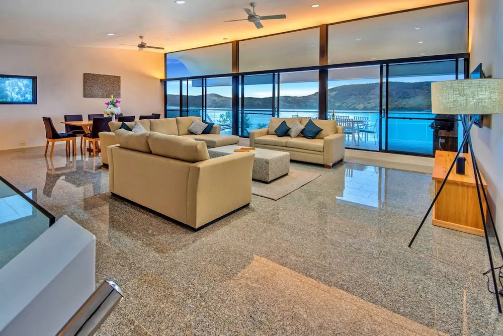Waves 5 Luxury 3 Bedroom Breathtaking Ocean Views Central Location