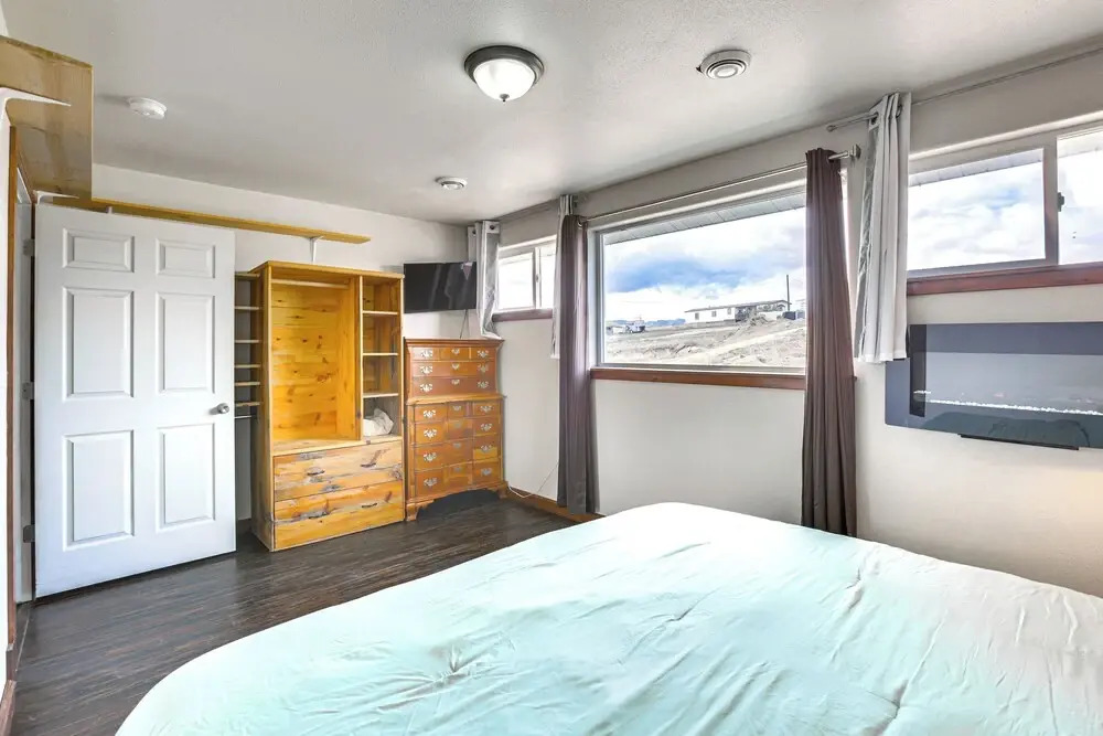 2 Mi to Dtwn Buffalo: Mtn-view Retreat w/ Patio!