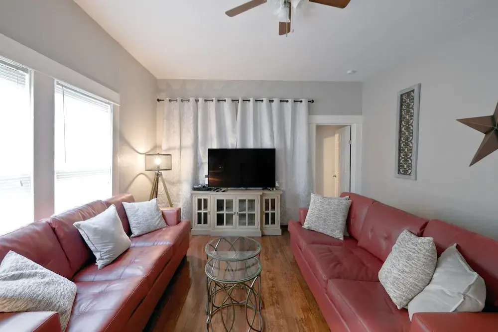 Lovely Laurel-Two Units Sleeps 10