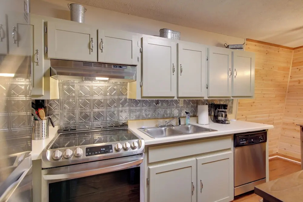 Pet-friendly Ellijay Cabin in the Woods on 1 Acre!