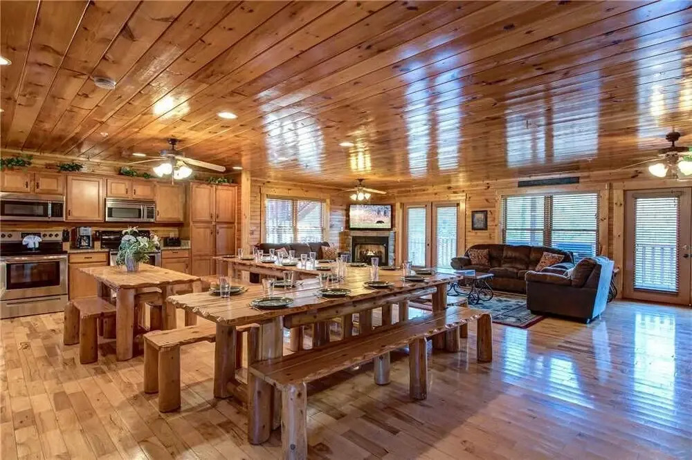 Hemlock Inn - Eight Bedroom Cabin