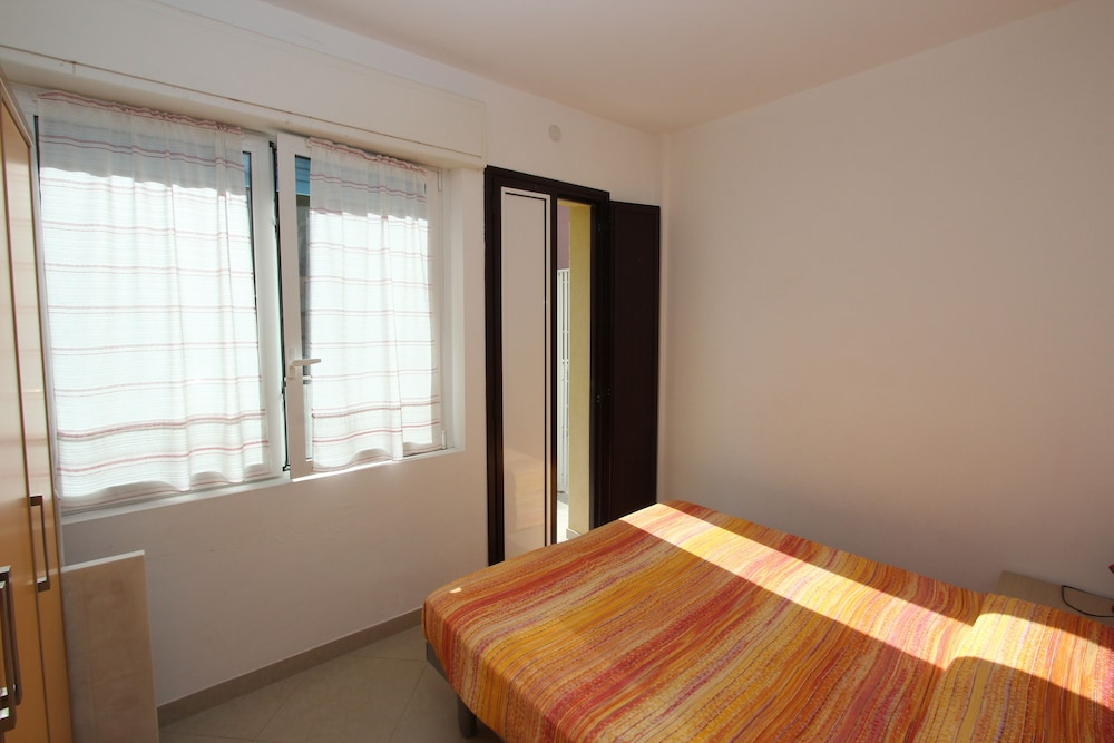 Flat a few Steps From the Beach