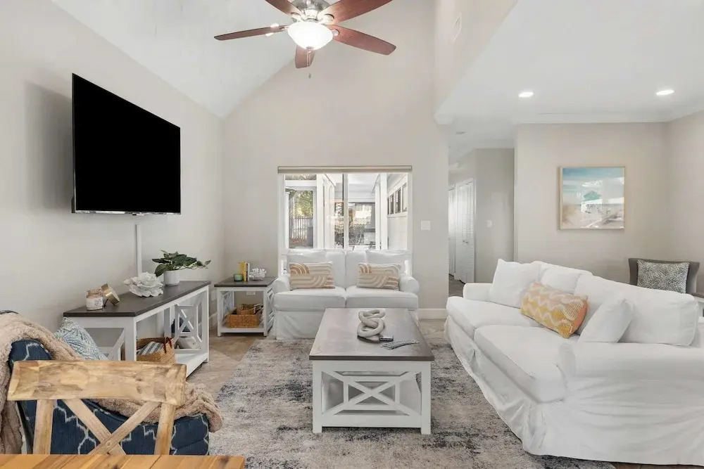 Pelican Retreat by Avantstay 5 Mins TO Beach Pet Friendly w/ Pool & Bbq!
