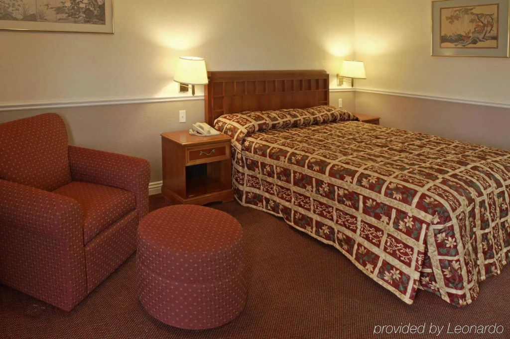 Legacy inn & suites