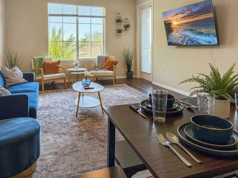 Charming 2BR Retreat Pool Gym 10min to Disneyland