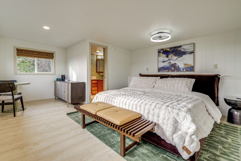 Private Beach & Views! Family Retreat in Freeland