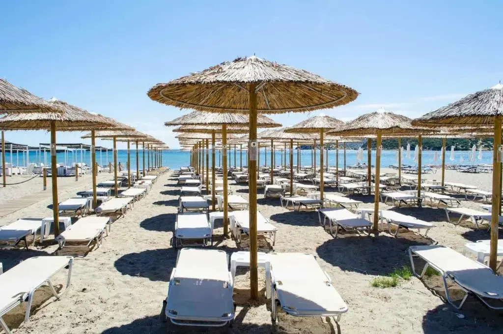 Renovated apt 100m from beach WiFi AC