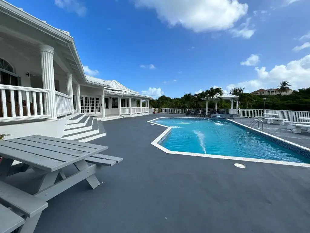 Luxury 5BD Villa - Massive Pool & Outdoor Vibe