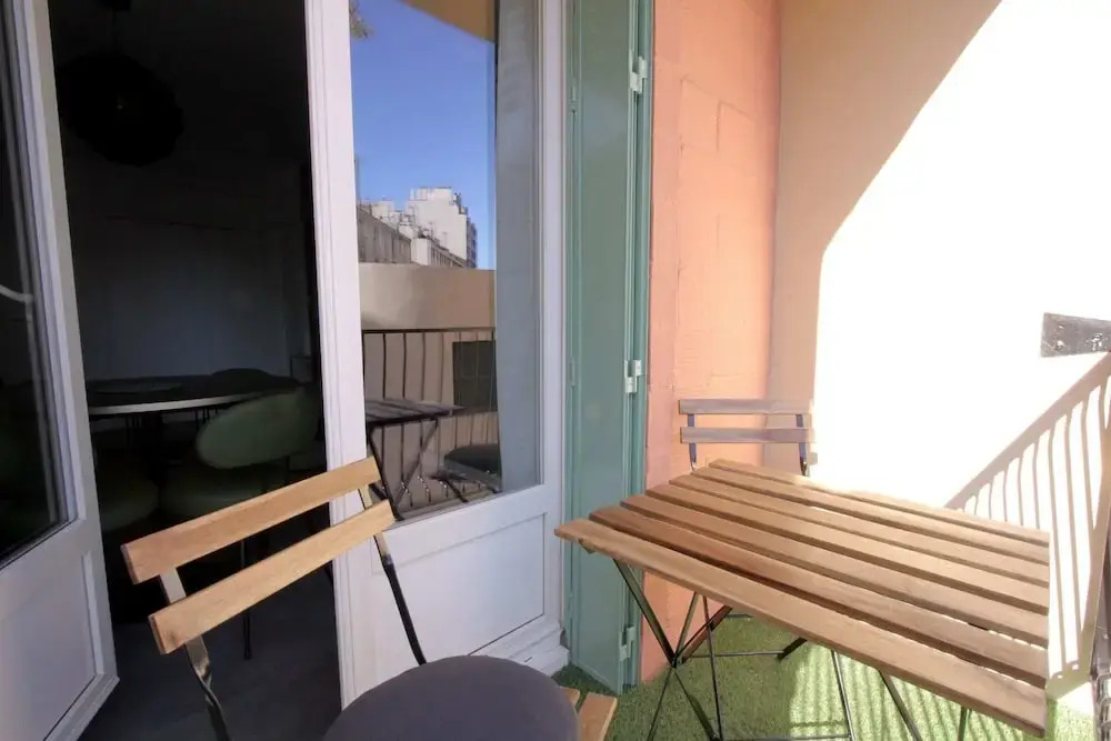 Quiet apt downtown with airco and a balcony