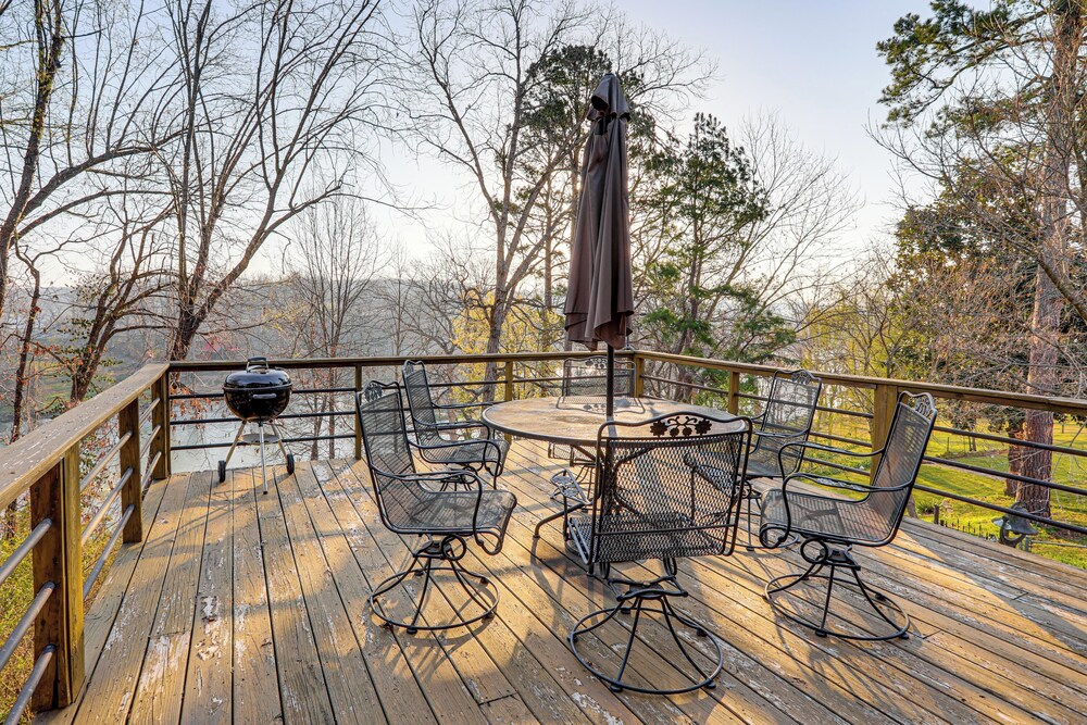 1/2 Mi to State Park! Riverfront Ozarks Retreat
