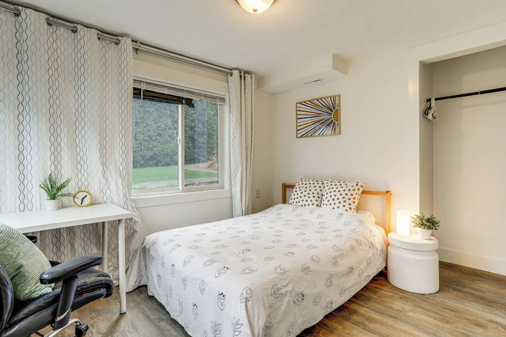 Walk to Beach & Lake Access: Cozy Redmond Apt!