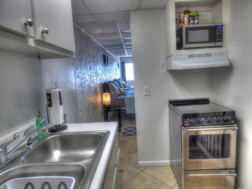 Pet Friendly Ground Level Steps to the Sand, Pool, Hot Tub, Wifi