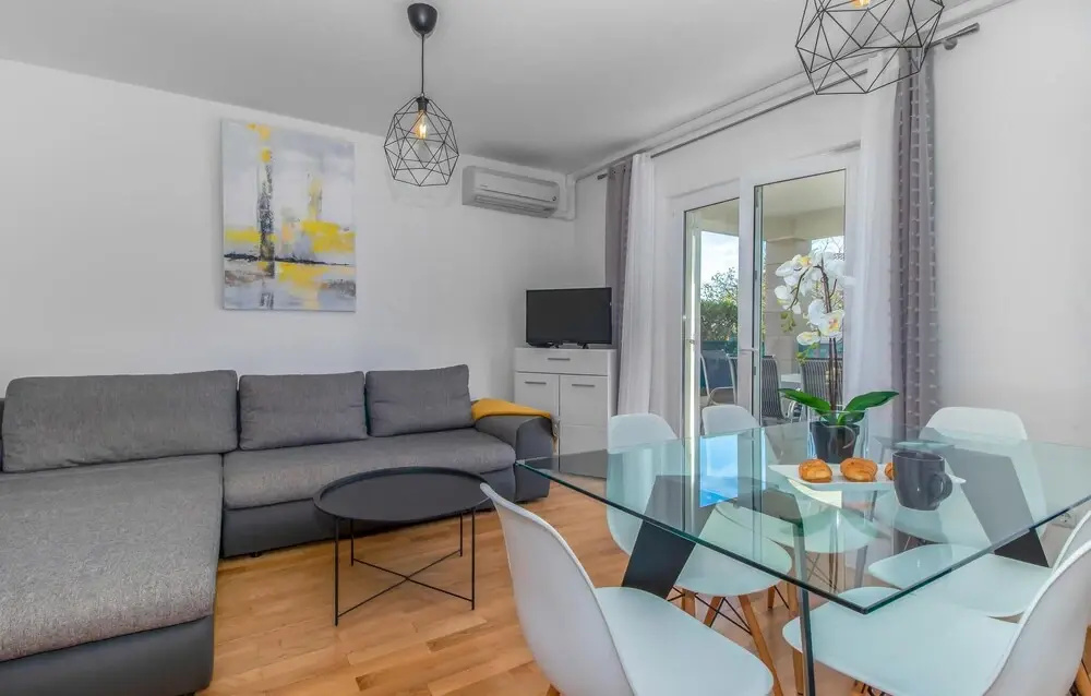 Amazing Apartment in Dramalj With 2 Bedrooms and Wifi