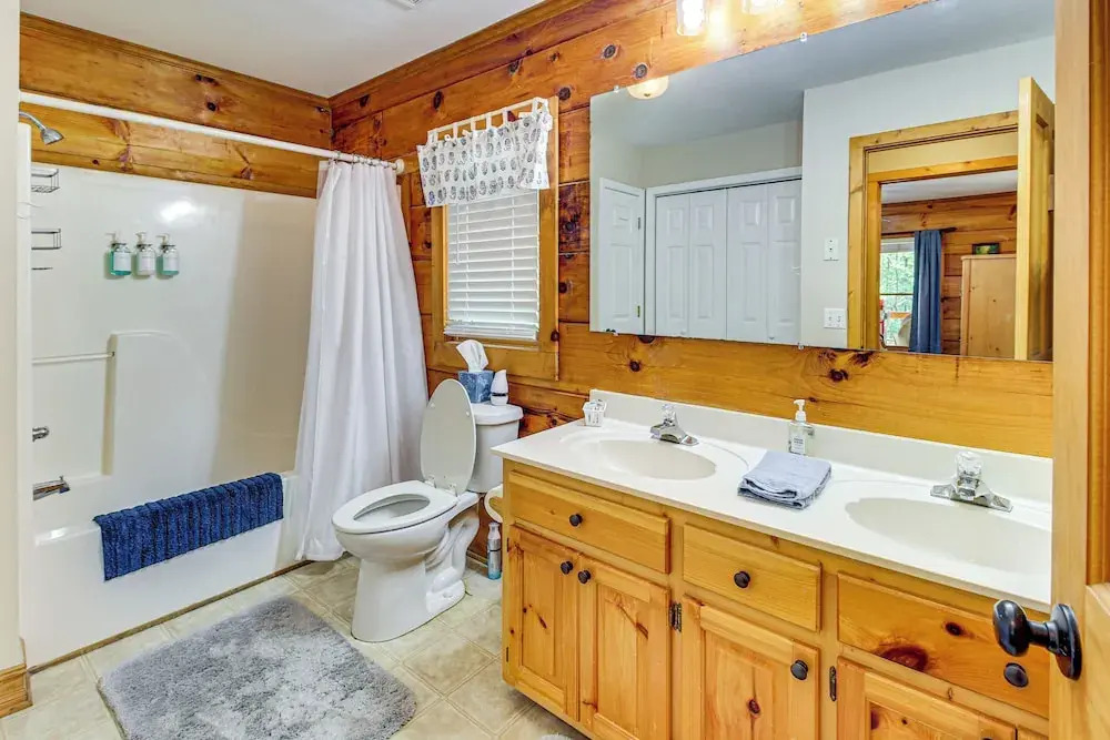North Georgia Cabin w/ Hot Tub & Community Perks