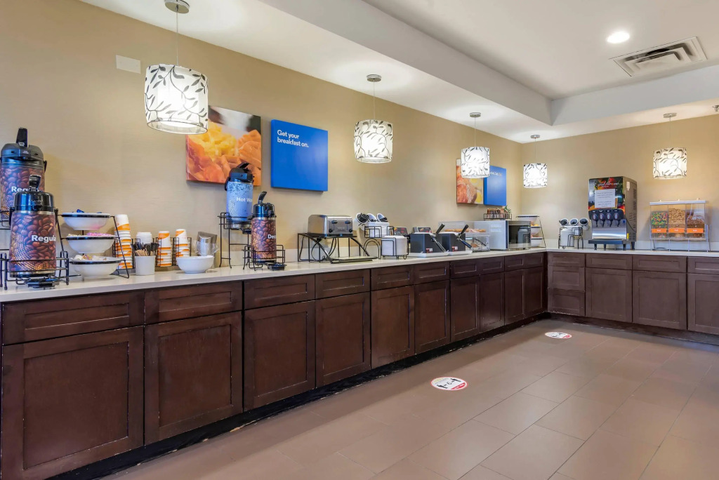 Comfort Inn & Suites near Six Flags