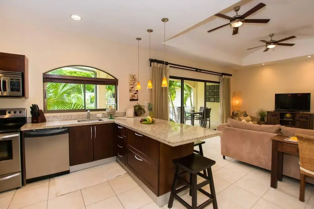 Casa del Sol-4 Secured and Quiet Complex - Minute Walk to the Beach
