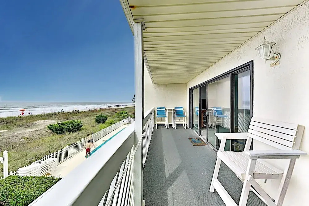 Beachfront W/ Pool: 1 Block To Main Street 3 Bedroom Condo
