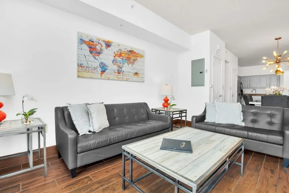 Beautiful Upgraded 2 BR Condo In Tourist District