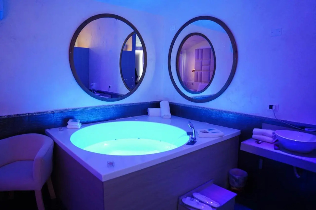 Bee Queen Hotel
