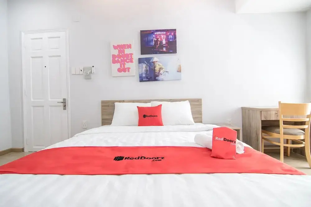 RedDoorz Plus @ Nguyen Van Troi