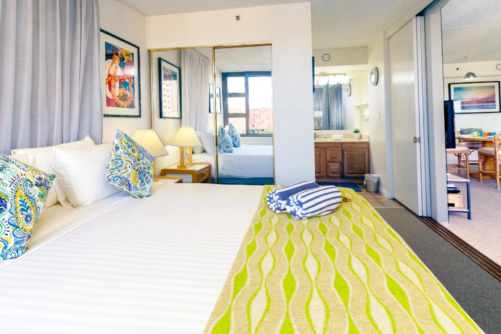Ocean and Diamond Head Views on 29th Floor - Short Walk to Beach - Parking & WiFi