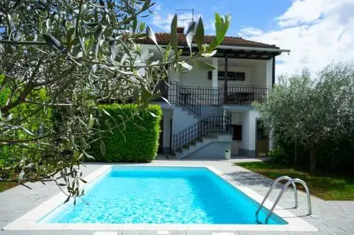 Villa Leon, Wonderful Family Apartment with Pool