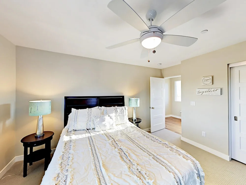 Bright & Breezy Retreat - Walk to Tamarack Beach home