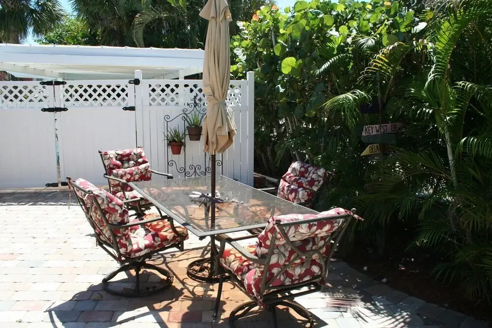 Hibiscus Hideaway - Beautiful 2 Bedroom Home- Private Pool