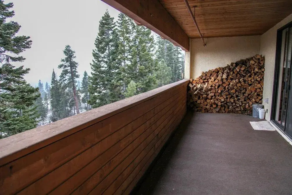 Bridges 105 Pet-Friendly. Ski-in Ski-out Condo with Beautiful Mountain Views and Private Washer Dryer by RedAwning