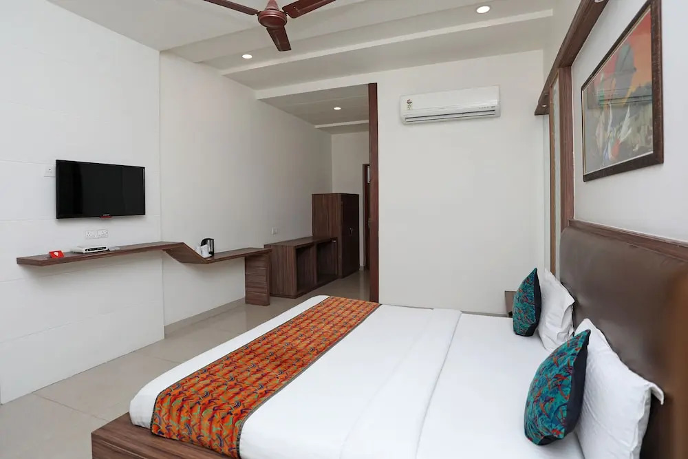 OYO 10343 Hotel Heera Foods