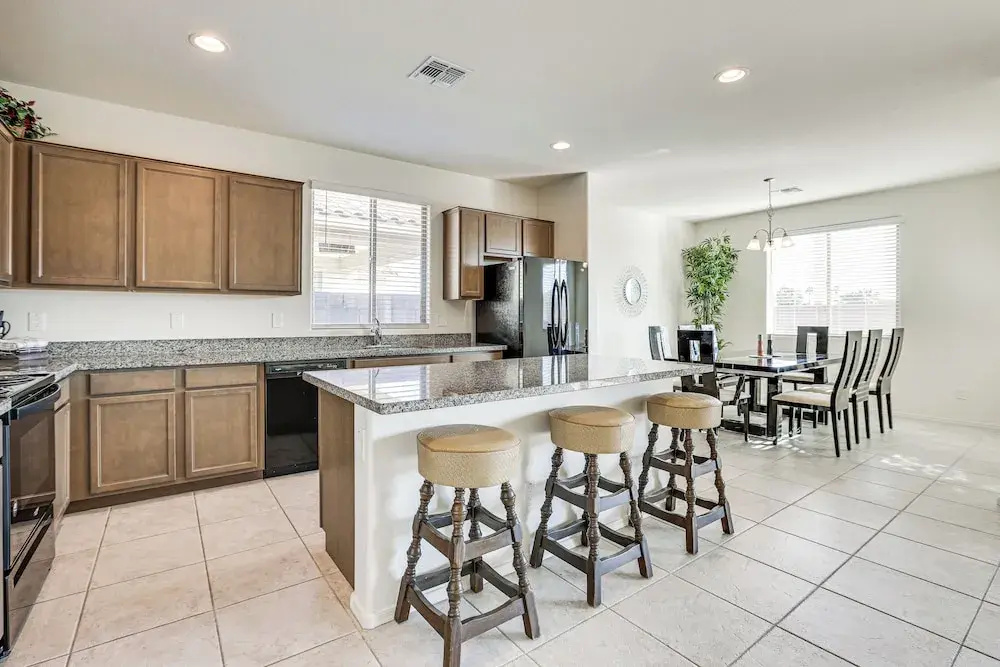 7 Mi to State Farm Stadium: Pet-friendly Retreat!