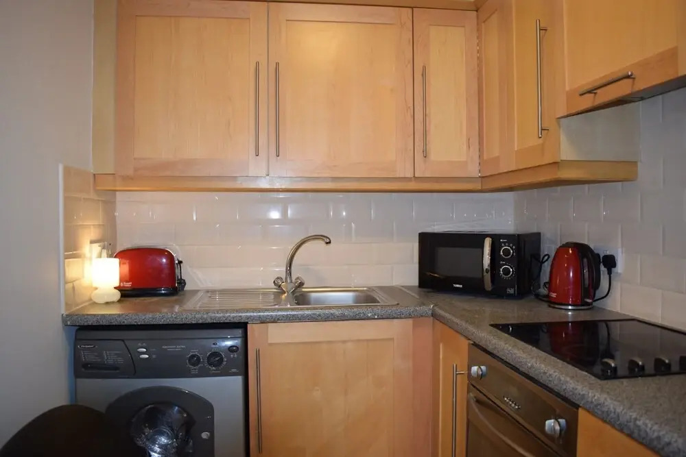 1 Bedroom Flat 5 Minutes Away From Stephens Green