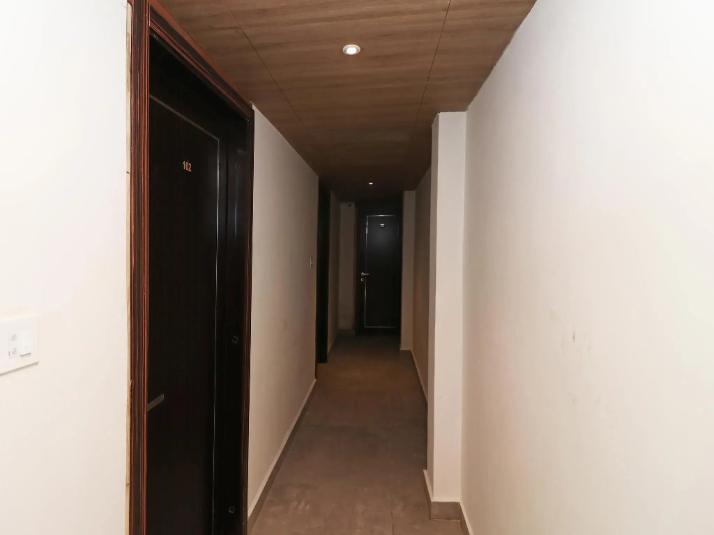 Capital O 22906 Hotel Riash