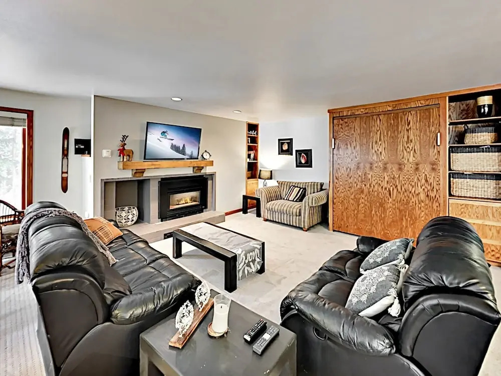 Sophisticated Ski-in/ski-out W/ Balcony & Fireplace 2 Bedroom Condo