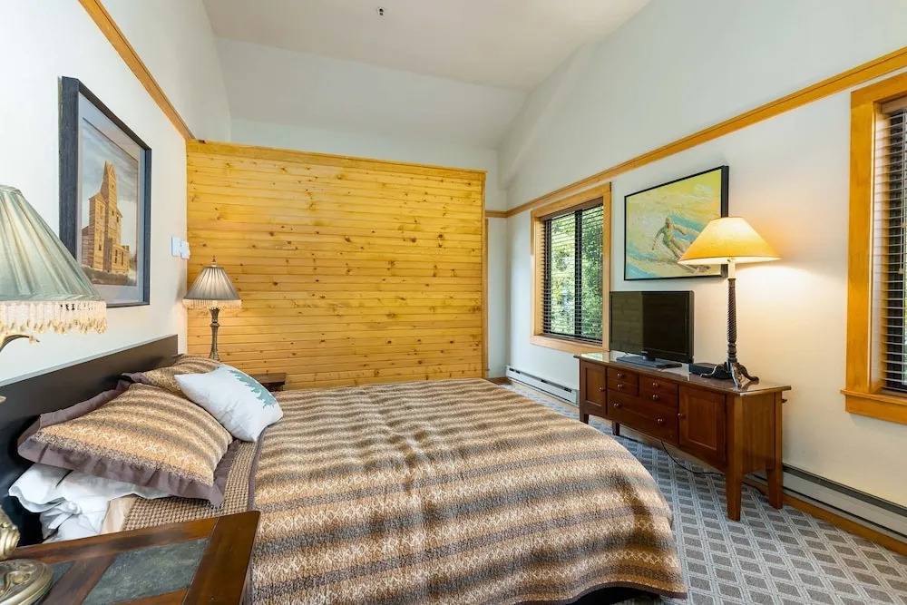 2796 Slopeside 2 Bedroom Condo by RedAwning