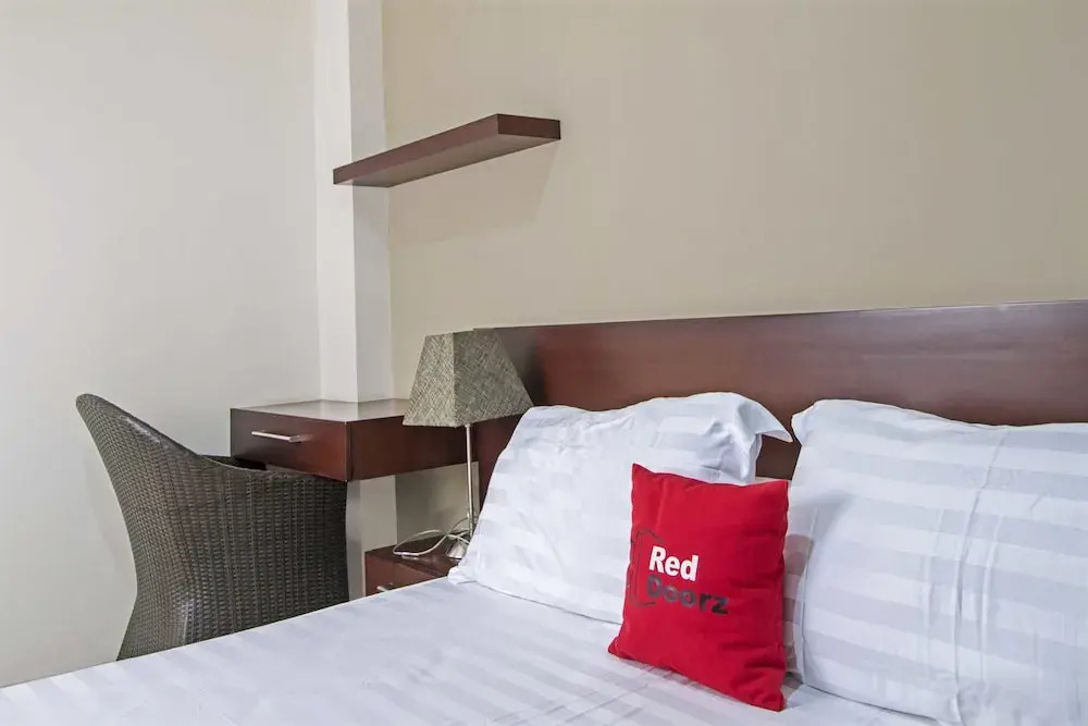RedDoorz Plus Near Ambassador Mall