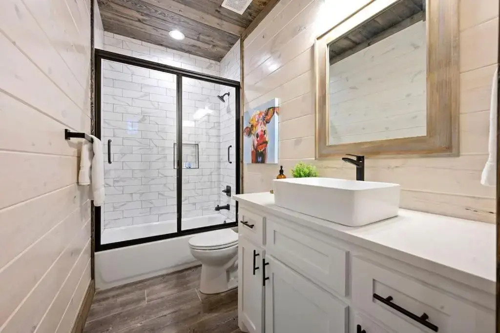 Brand New Luxury 2 Bedroom with Loft and Spa Sleeps 10