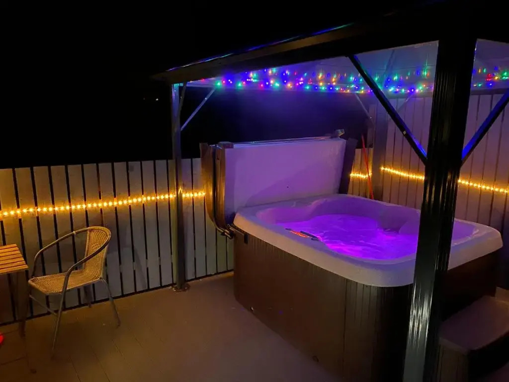 Arranview Lochside Pods & Lodges all with private Hot-tubs