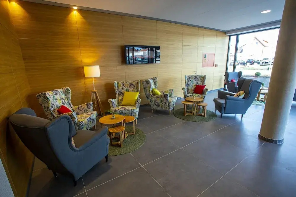 Stadthotel Lohne, Self Check-in & entspannt im Café frühstücken
