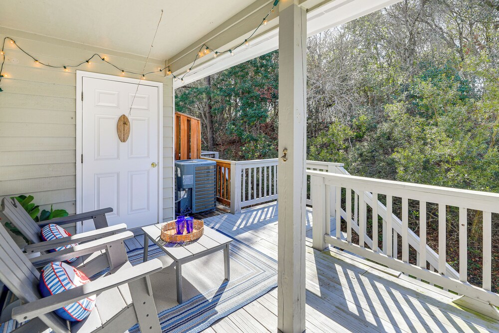 Well-equipped Emerald Isle Townhome: Pets Welcome!