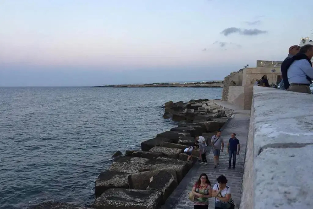 Historic Apartment in centre of city 100m to sea