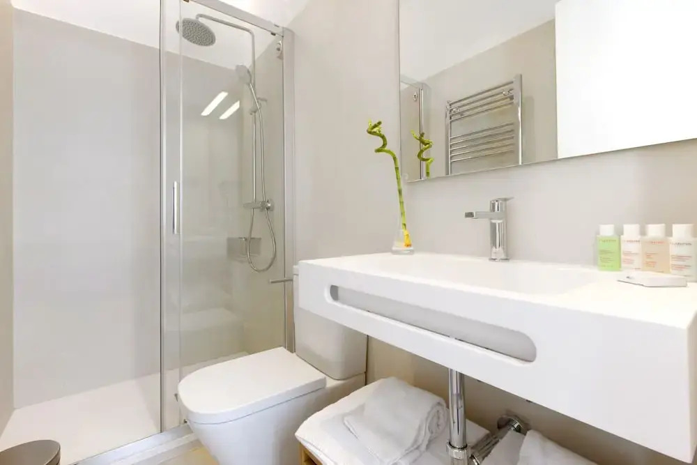 Santa Isabel Street, Private rooms
