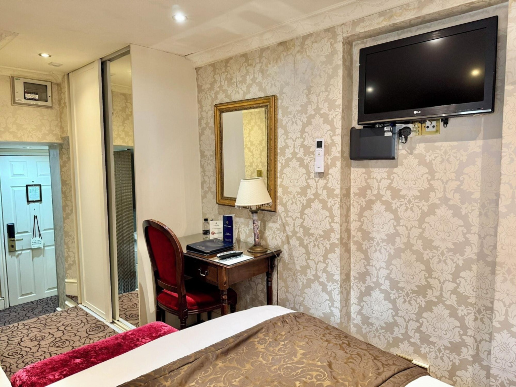 The Leonard Hotel