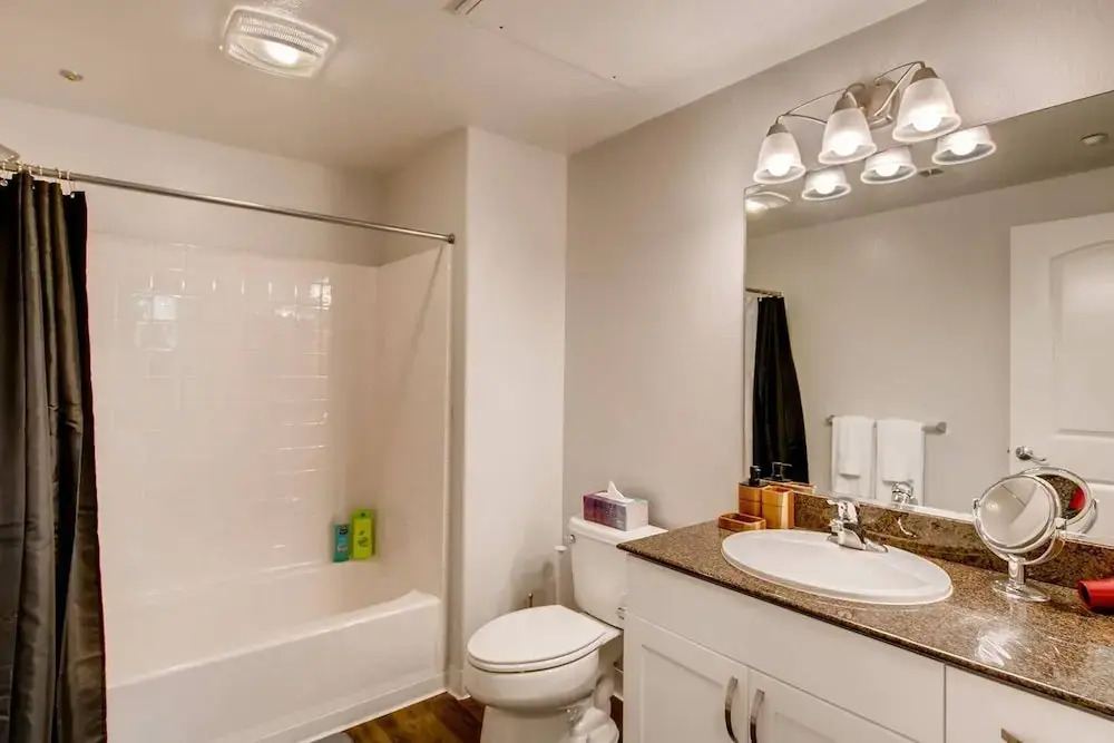 Gorgeous San Diego 2BR/2BTH With Fast WIFI & Free Parking! (FV3)